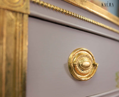 IMITATION GOLD LEAF
Furniture Design | GOLD | KACHA&nbsp;
5.5" x 5.5" 25 sheets

Transform your furniture and décor projects with the opulent allure of Kacha's Imitation Gold Leaf Sheets.

Each pack contains 25 premium sheets measuring 5.5" x 5.5", perfect for adding luxurious gilded accents to any surface. The delicate gold leaf catches light beautifully, creating that coveted Versailles-inspired glamour and sophisticated shimmer.

Designed for seamless application with Kacha's gilding glue, these sheets a