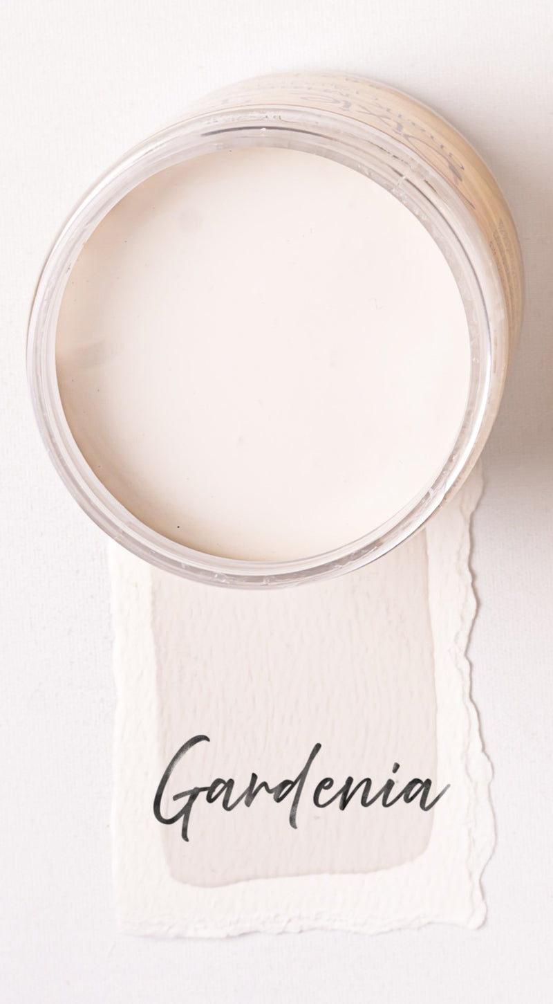 Chalk Mineral Paint - GARDENIA

Introducing GARDENIA , Part of our Southern Routes Collection- Establishes 2025!

Gardenia is a timeless warm white with a hint of depth, perfect for creating a classic, vintage feel.