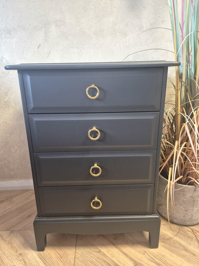 Stag Minstrel Chest of Drawers- Small
Stag furniture is renowned for its exceptional quality, these drawers are no exception.

It has been painted with Fusion Mineral Paint in Ash with Fusion Ultra Guard in Flat.&nbsp;

Dimensions

Depth 46cm

Width 53cm

Height 71cm