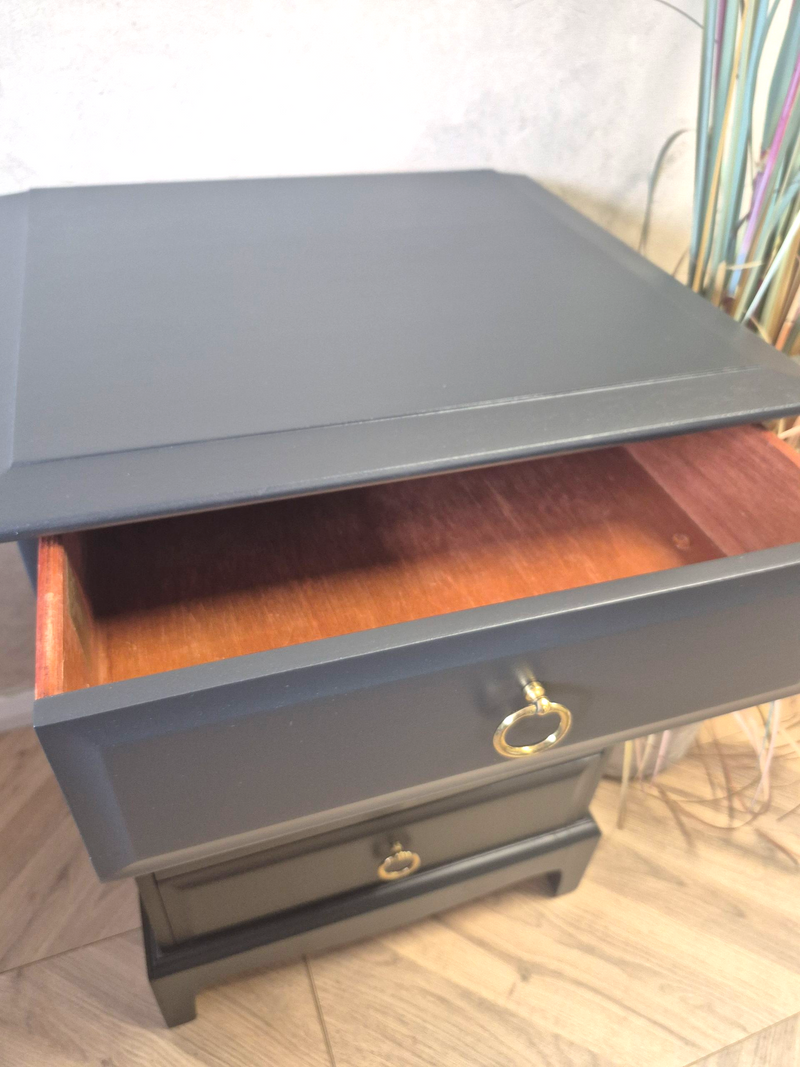 Stag Minstrel Chest of Drawers- Small
Stag furniture is renowned for its exceptional quality, these drawers are no exception.

It has been painted with Fusion Mineral Paint in Ash with Fusion Ultra Guard in Flat.&nbsp;

Dimensions

Depth 46cm

Width 53cm

Height 71cm