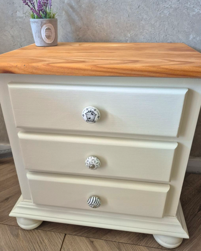 Bedside Drawers

Solid Pine bedside Chest of drawers.

51cm Wide
52cm tall
25cm deep

Hand painted with Fusion Mineral Pint in shade 'Raw Silk'. Paintwork is sealed with Ultra Guard for a durable finish. Wood is finished with Stain and Finishing oil in 'Natural'