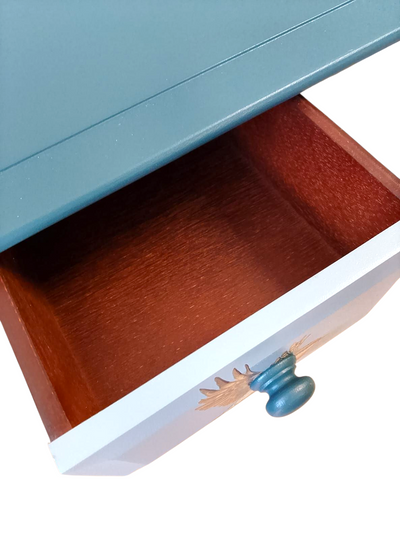 Stag Minstrel Chest of Drawers- Medium

Stag furniture is renowned for its exceptional quality, these drawers are no exception.

It has been painted with Fusion Homestead Blue and Paisley with Fusion Ultra Guard in Flat. It has been accented with the Redesign with Prima Transfer 'Aviary Elegance'.

Dimensions

Depth 46cm

Width 82cm

Height 71cm