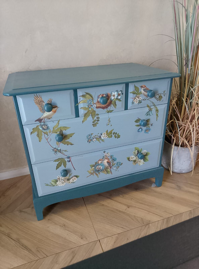 Stag Minstrel Chest of Drawers- Medium

Stag furniture is renowned for its exceptional quality, these drawers are no exception.

It has been painted with Fusion Homestead Blue and Paisley with Fusion Ultra Guard in Flat. It has been accented with the Redesign with Prima Transfer 'Aviary Elegance'.

Dimensions

Depth 46cm

Width 82cm

Height 71cm