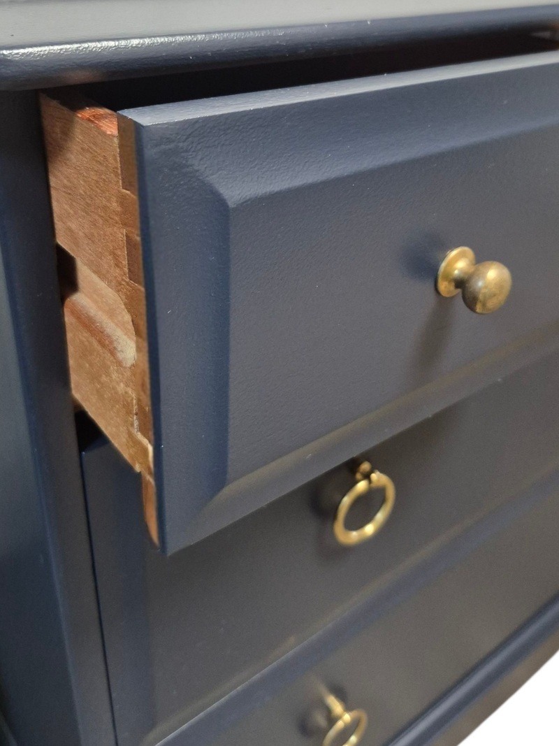 Stag Minstrel Chest of Drawers- 3 over 2 drawers

Stag furniture is renowned for its exceptional quality. The Minstrel range is made from African Cherry.

It has been painted with Fusion Midnight Blue and finished&nbsp;with Fusion Ultra Guard in Flat. It has its original brass drawer pulls.

Dimensions

Depth 46cm

Width 82cm

Height 71cm