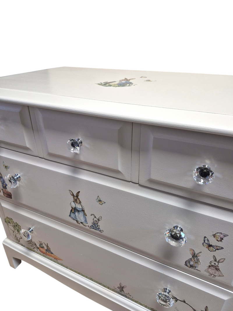 Stag Minstrel Chest of Drawers- Medium

Stag furniture is renowned for its exceptional quality. The Minstrel range is made from African Cherry.

It has been painted with Fusion Mineral Paint in Cashmere and finished&nbsp;with Fusion Ultra Guard in Flat. It has been accented with the Redesign with Prima Transfer &