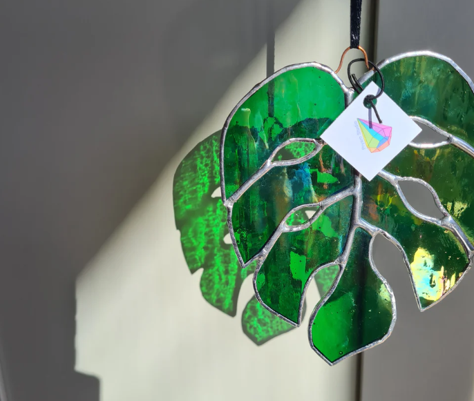 Monstera Leaf Stained Glass Hanging Suncatcher

This beautiful stained monstera leaf is perfect as a gift or to add some sparkle to your home. The glass has been chosen for its iridescent quality and deep green tones.